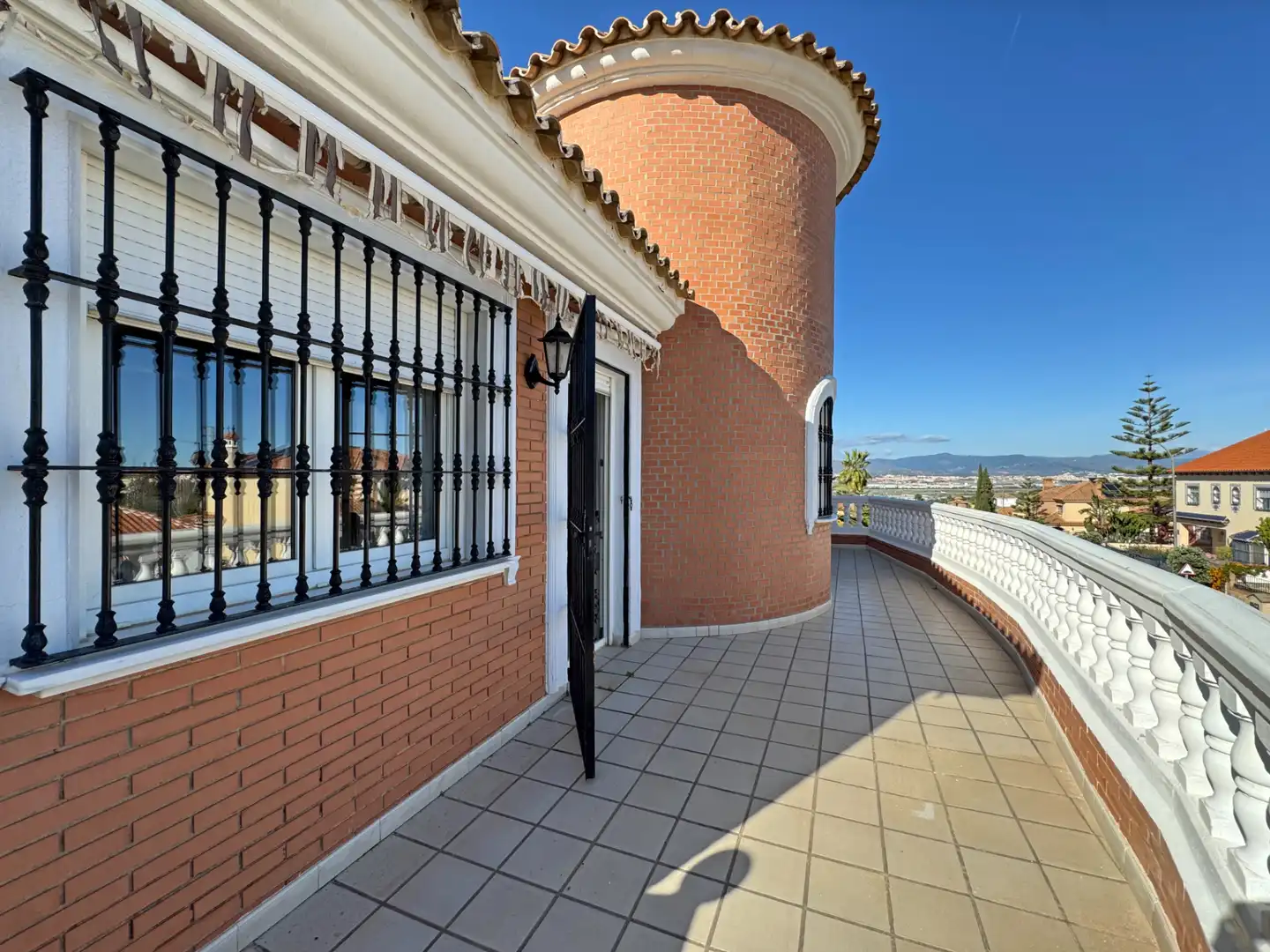 Vista exterior de Casa o xalet en venda en Alhaurín de la Torre amb Aire condicionat, Calefacció i Jardí privat