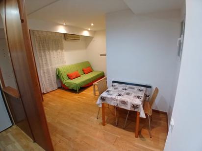 Living room of Flat to rent in  Zaragoza Capital  with Heating, Parquet flooring and Furnished