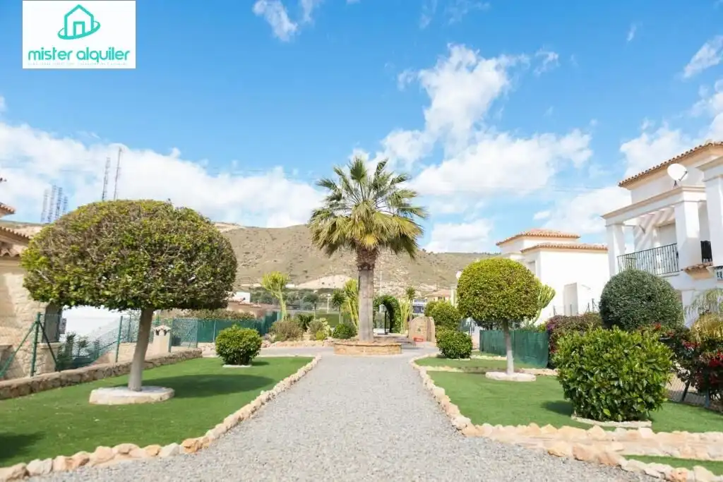 Vista exterior de Casa o xalet de lloguer en El Campello amb Aire condicionat, Calefacció i Jardí privat