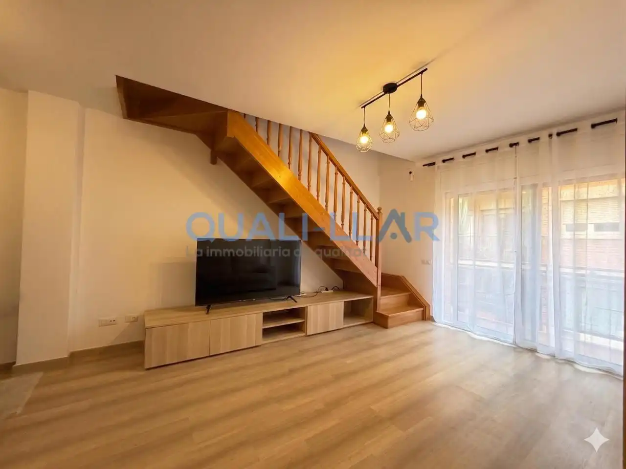 Sala de estar de Piso en venta en Cornellà de Llobregat con Aire acondicionado, Calefacción y Parquet