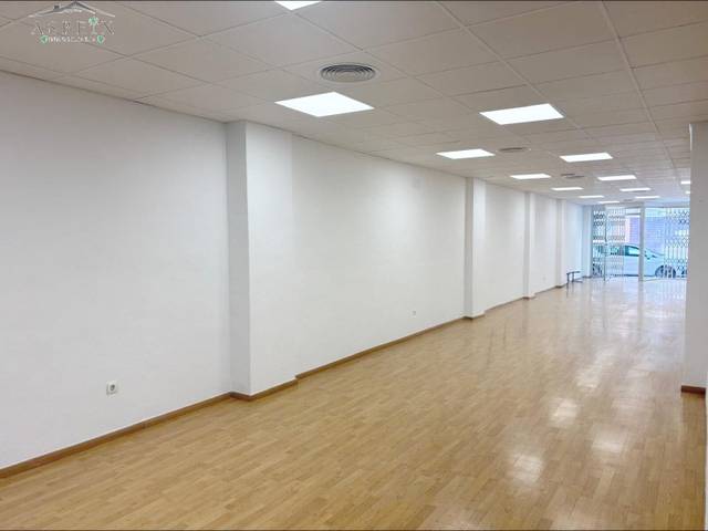 Local comercial en Alquiler en Calle CAMILO FLAMMARION en Reina Victoria - Miguel Hernández