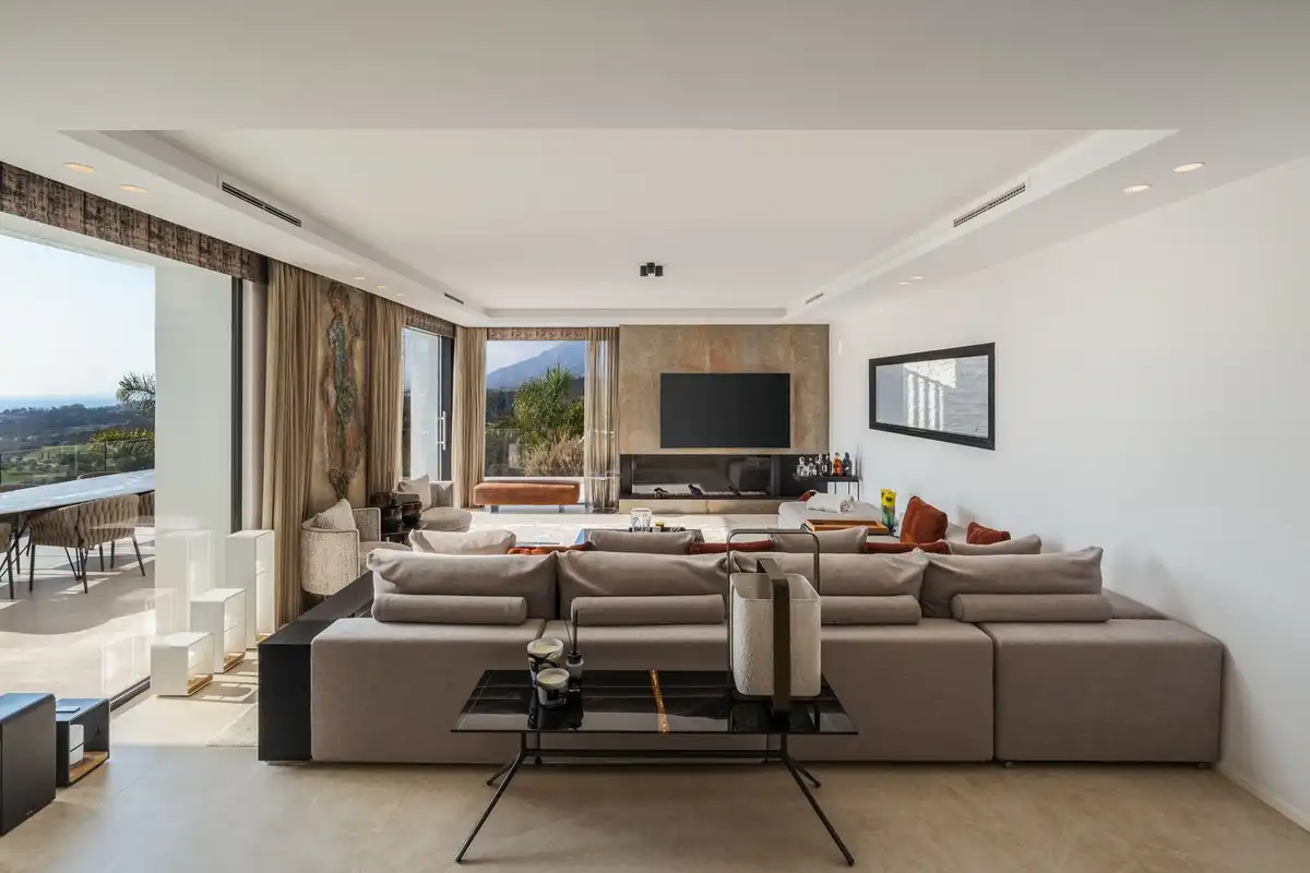 Sala d'estar de Casa o xalet en venda en Marbella amb Aire condicionat, Jardí privat i Terrassa
