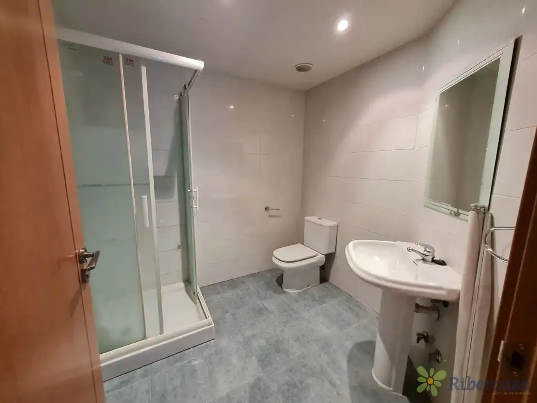 Baño de Ático en venta en Tudela con Calefacción, Terraza y Balcón