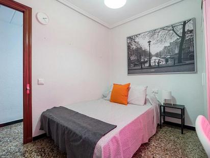 Bedroom of Flat to share in  Valencia Capital  with Washing machine and Internet