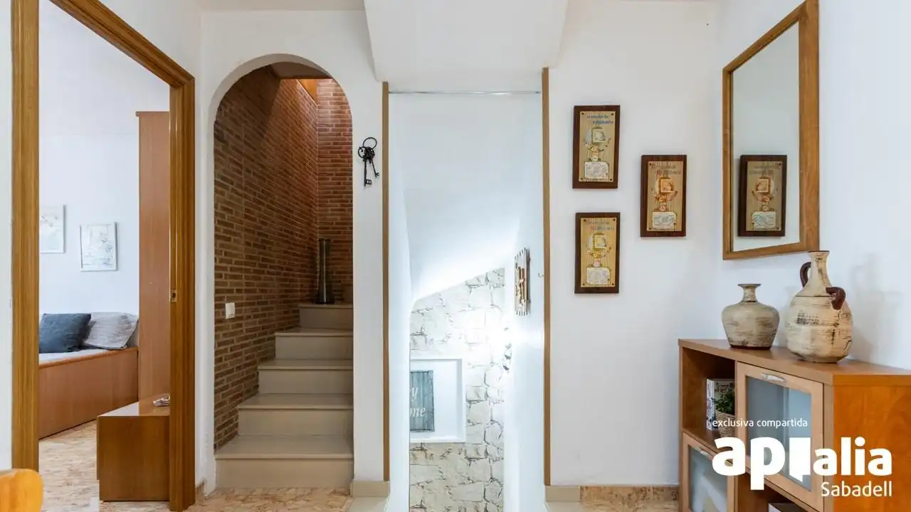 Einfamilien-Reihenhaus zum Verkauf in Terrassa mit Klimaanlage, Heizung und Privatgarten