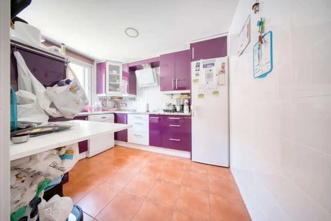 Cocina de Casa adosada en venta en Aldeamayor de San Martín con Calefacción y Jardín privado