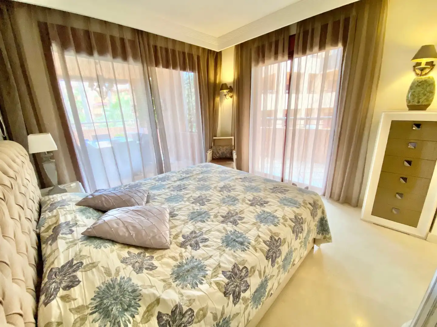 Schlafzimmer von Wohnungen zur Miete in Marbella mit Klimaanlage, Terrasse und Schwimmbad