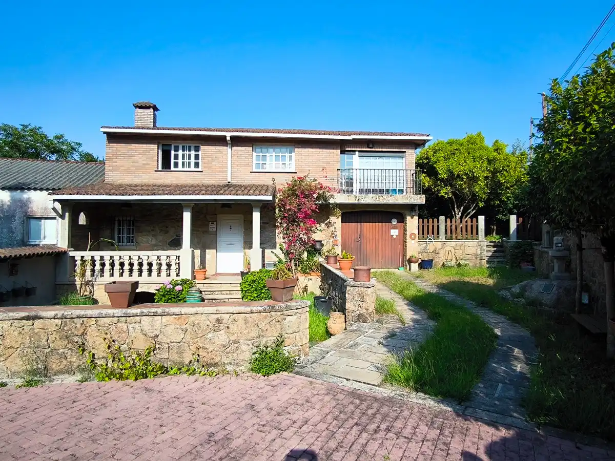 Vista exterior de Casa o chalet en venta en Vilagarcía de Arousa con Calefacción, Jardín privado y Parquet