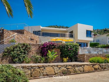 Casa amb piscina en venda a Carrer Bèlgica