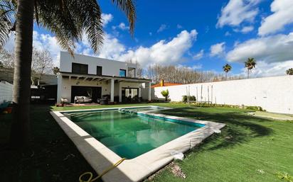 Piscina de Casa o xalet en venda en Los Barrios amb Aire condicionat, Calefacció i Jardí privat