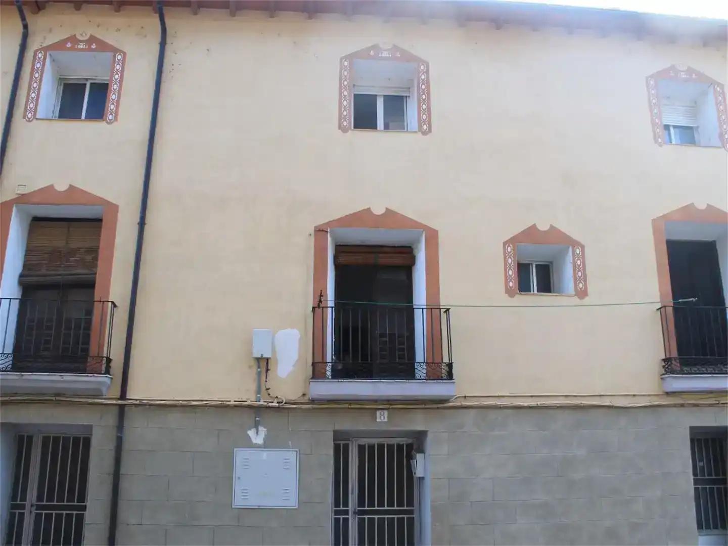Vista exterior de Casa adosada en venda en Alhama de Aragón amb Traster i Balcó