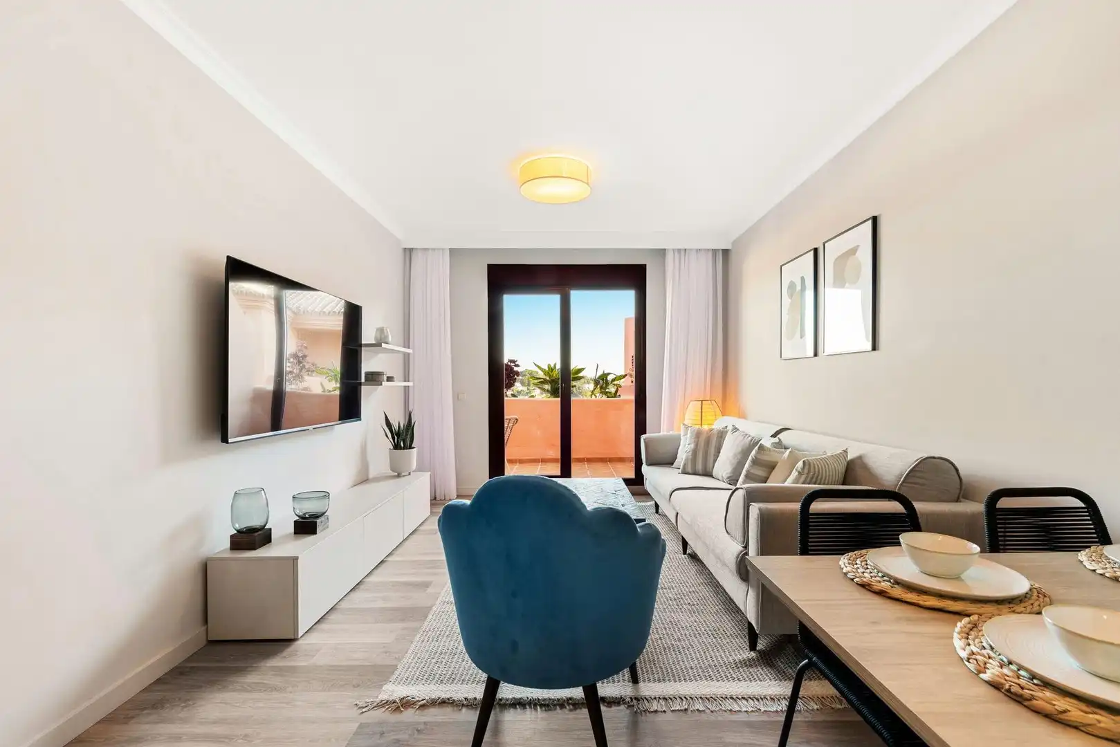 Sala d'estar de Apartament en venda en Benahavís amb Piscina comunitària