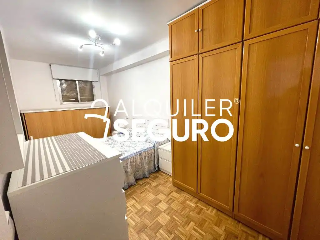 Dormitori de Pis de lloguer en Madrid amb Terrassa i Moblat