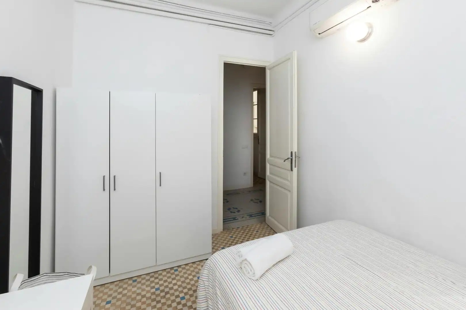 Bedroom of Flat for share in Barcelona  with Air Conditioner, Heating and Furnished