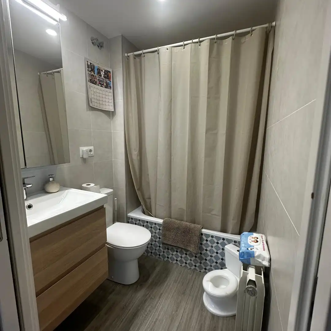 Badezimmer von Wohnung zum Verkauf in L'Hospitalet de Llobregat mit Klimaanlage, Heizung und Parkett