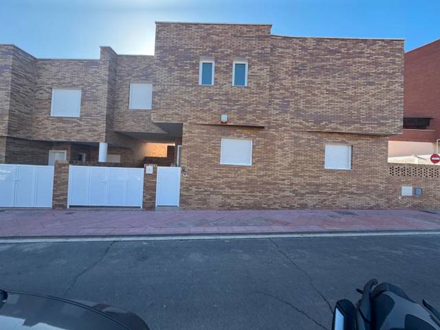 Casa adosada en Venta en Calle Amantes de Teruel en Piedras Redondas - Torrecárdenas