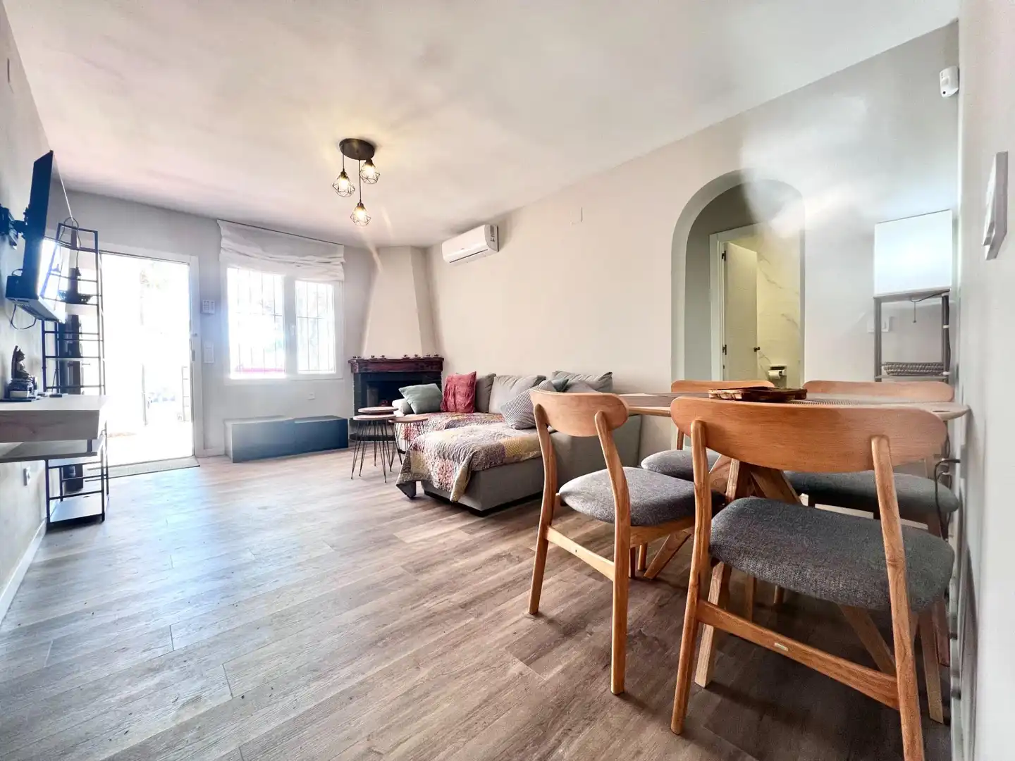 Sala d'estar de Casa o xalet en venda en Orihuela amb Aire condicionat, Jardí privat i Moblat