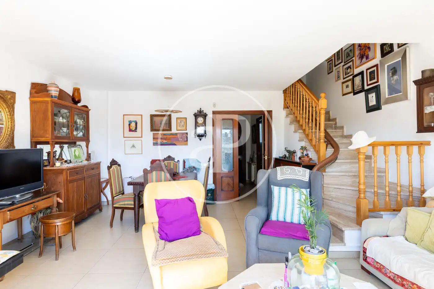 Sala d'estar de Casa adosada en venda en Cerdanyola del Vallès amb Aire condicionat, Calefacció i Jardí privat