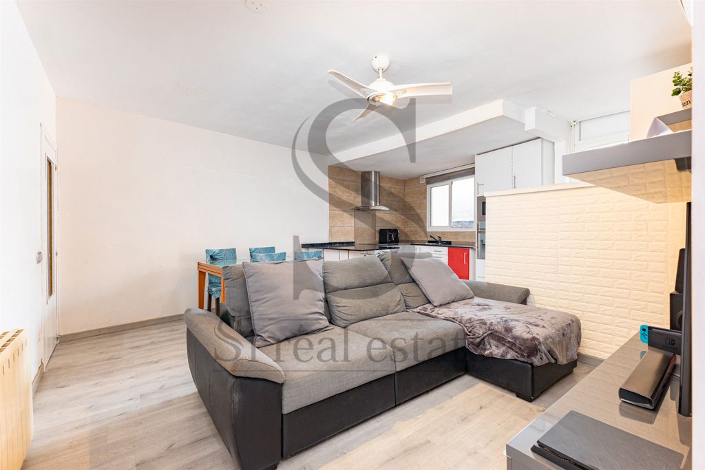 Exterior view of Attic for sale in Santa Coloma de Gramenet  with Air Conditioner, Parquet flooring and Terrace