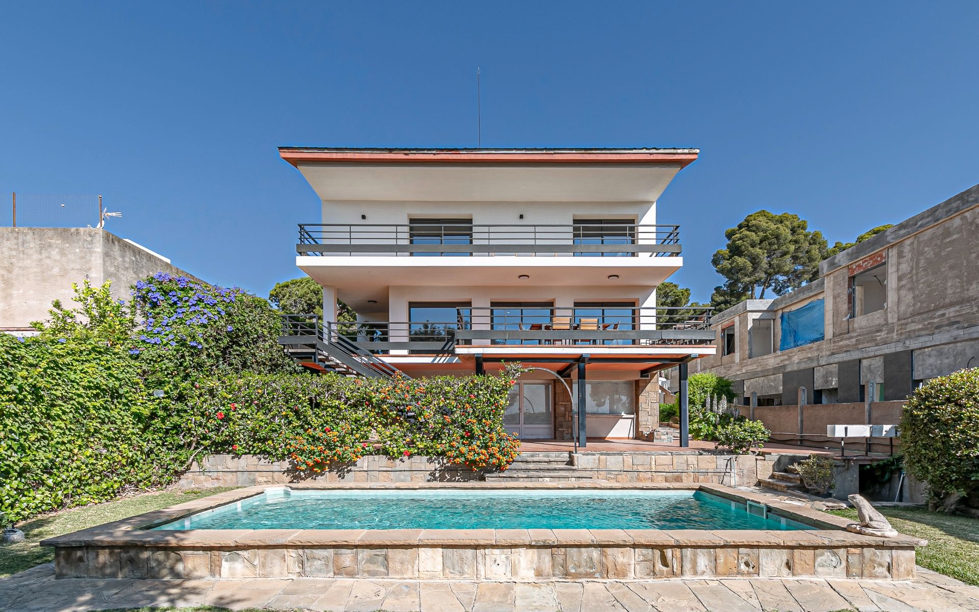 Vista exterior de Casa o xalet en venda en Castelldefels amb Aire condicionat, Calefacció i Jardí privat