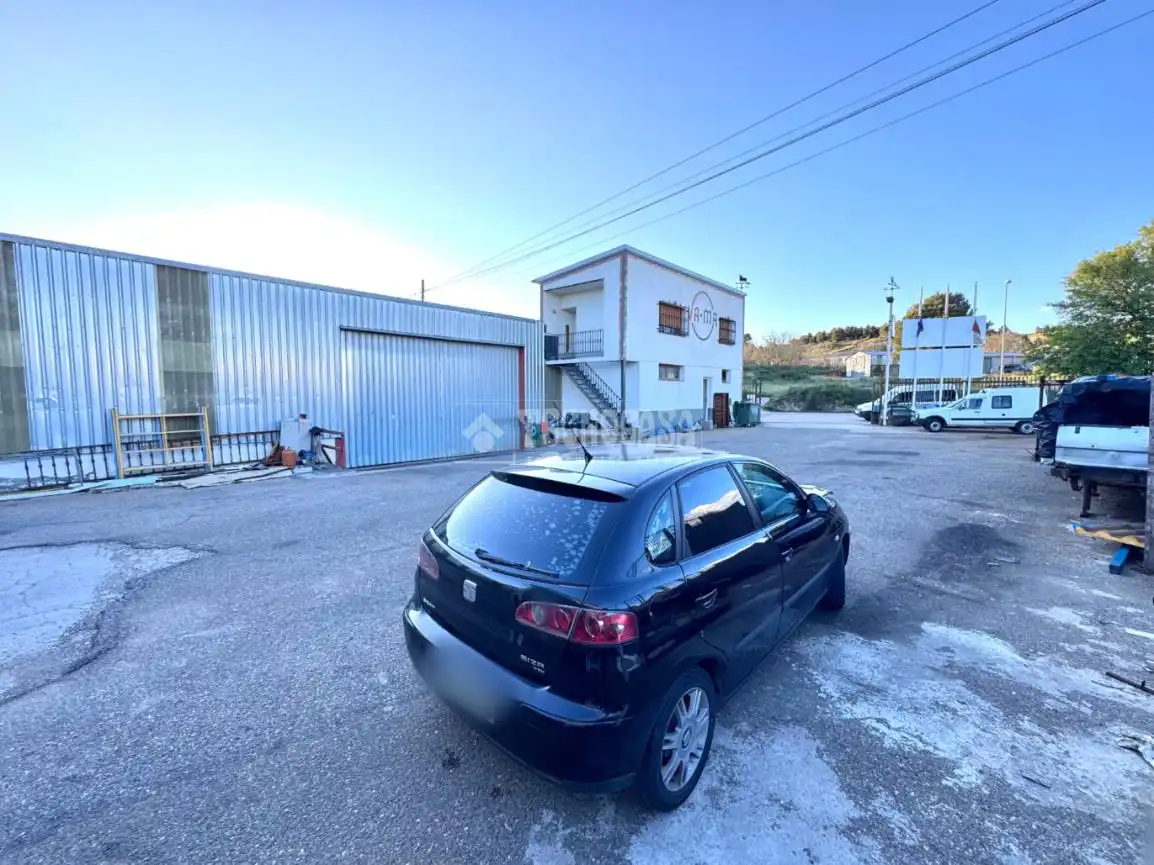 Vista exterior de Local en venda en Almoguera amb Aire condicionat, Calefacció i Alarma