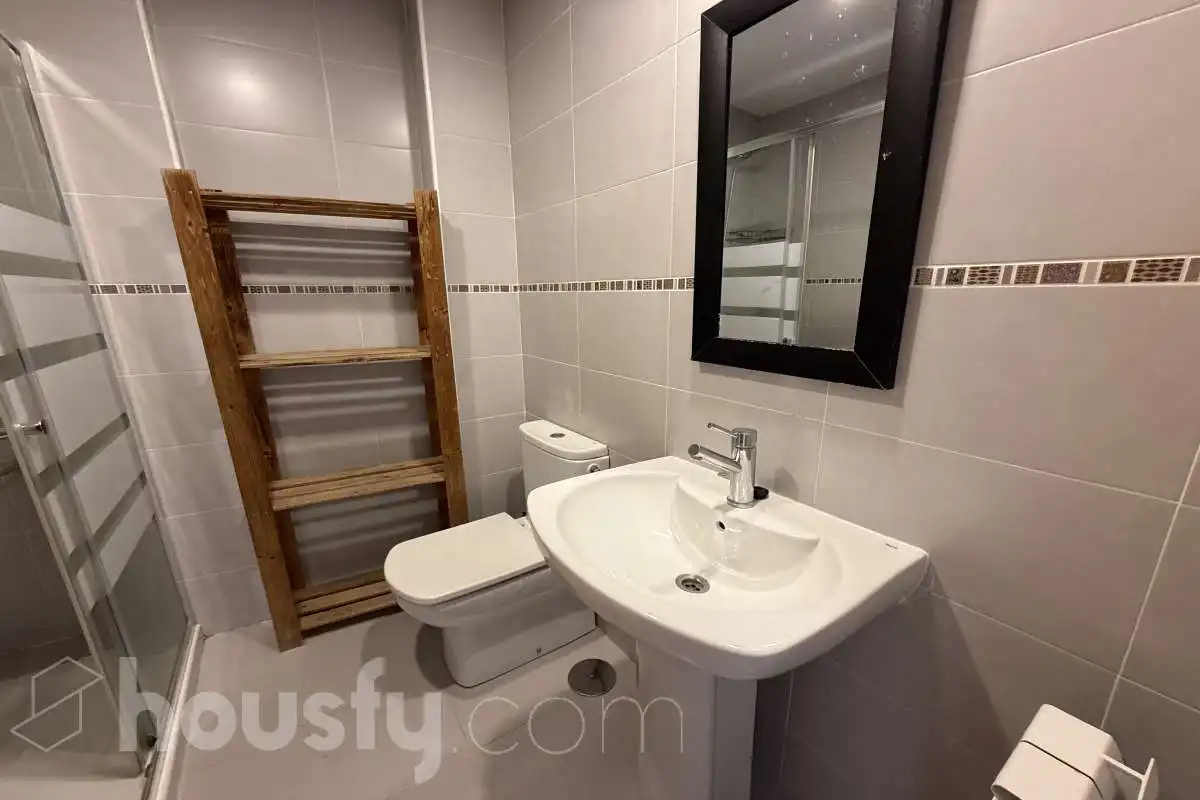 Baño de Piso de alquiler en Madrid con Calefacción, Parquet y Terraza