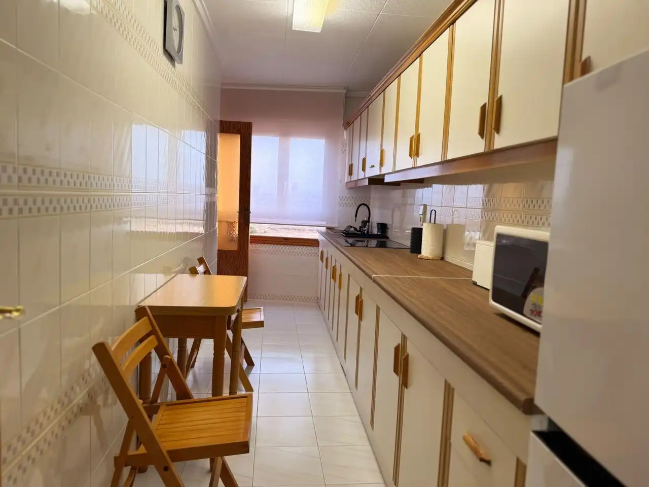 Cuina de Pis de lloguer en Torrevieja amb Aire condicionat, Terrassa i Moblat
