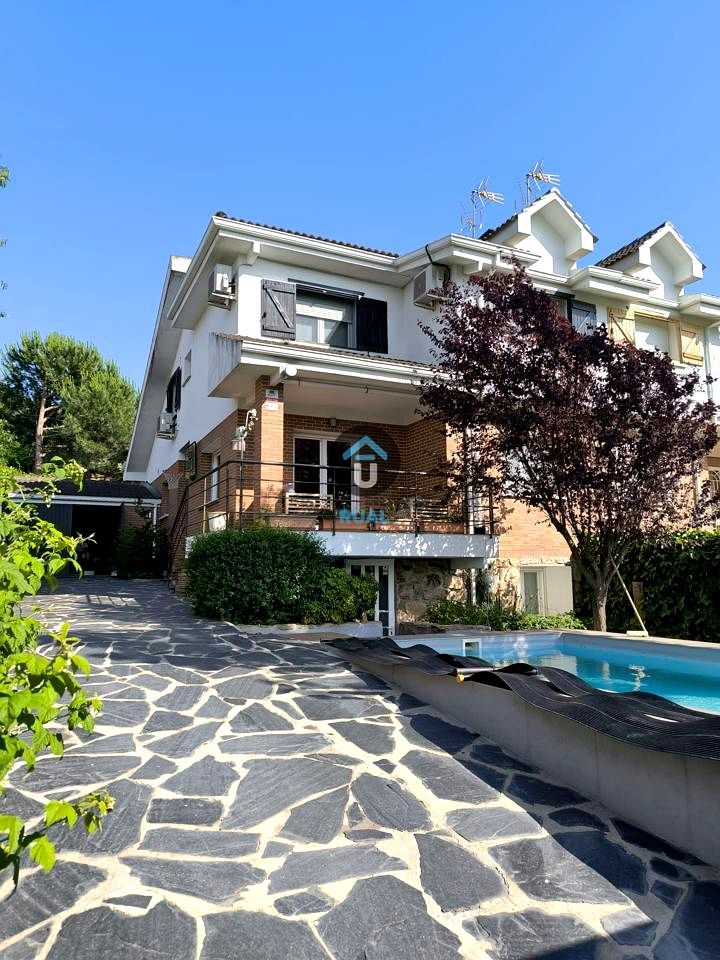 Exterior view of Single-family semi-detached for sale in Moralzarzal  with Air Conditioner, Heating and Private garden
