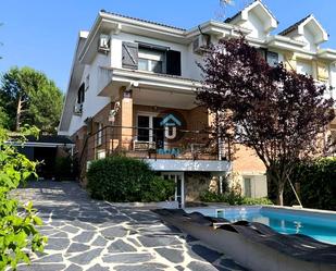 Vista exterior de Casa adosada en venda en Moralzarzal amb Aire condicionat, Calefacció i Jardí privat