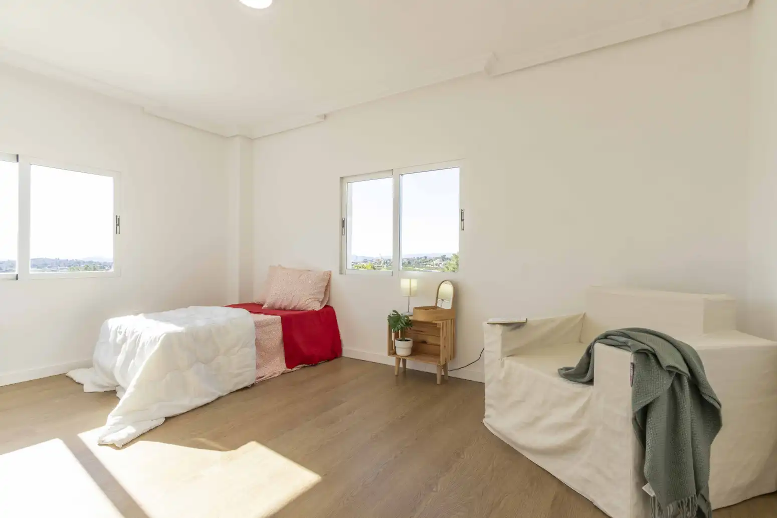 Dormitori de Casa o xalet en venda en La Pobla de Vallbona amb Jardí privat i Piscina