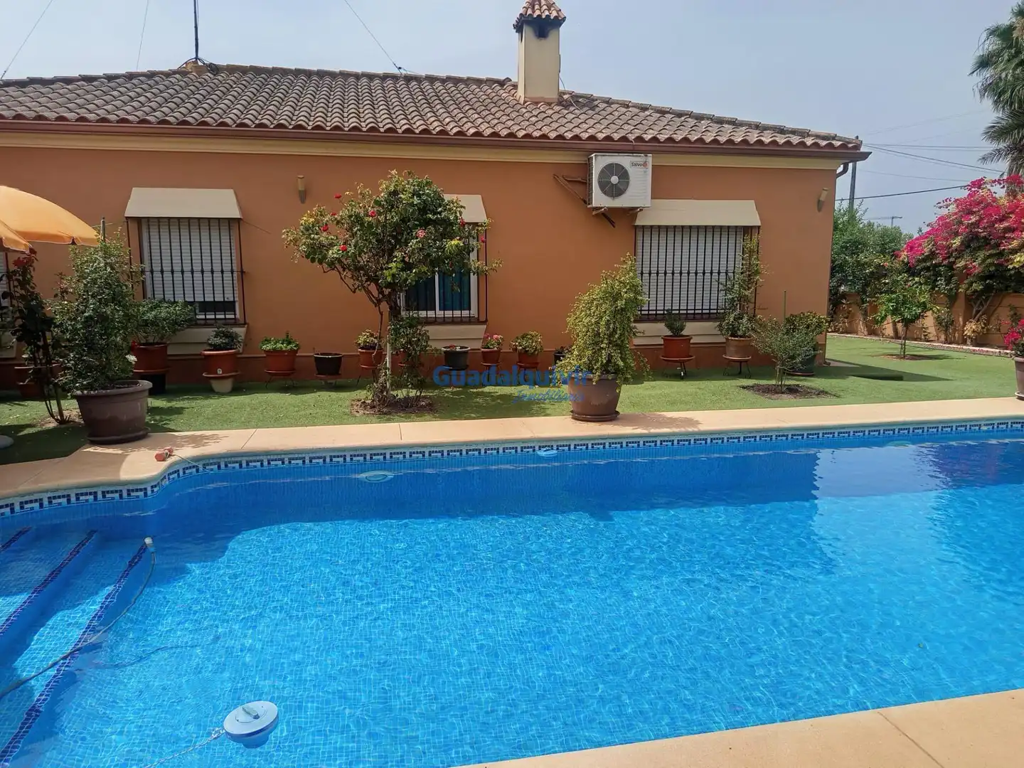 Villa con piscina in vendita a Entrenúcleos