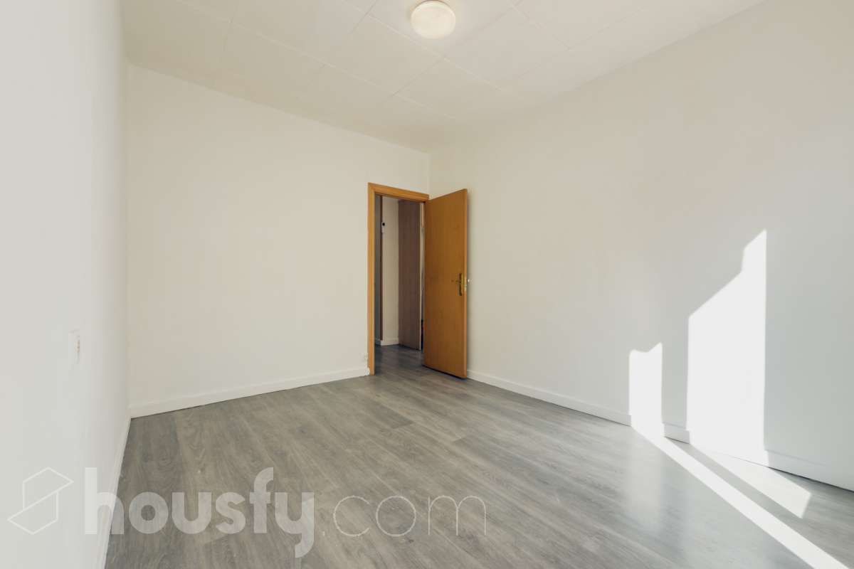 Bedroom of Flat for sale in L'Hospitalet de Llobregat  with Parquet flooring and Balcony
