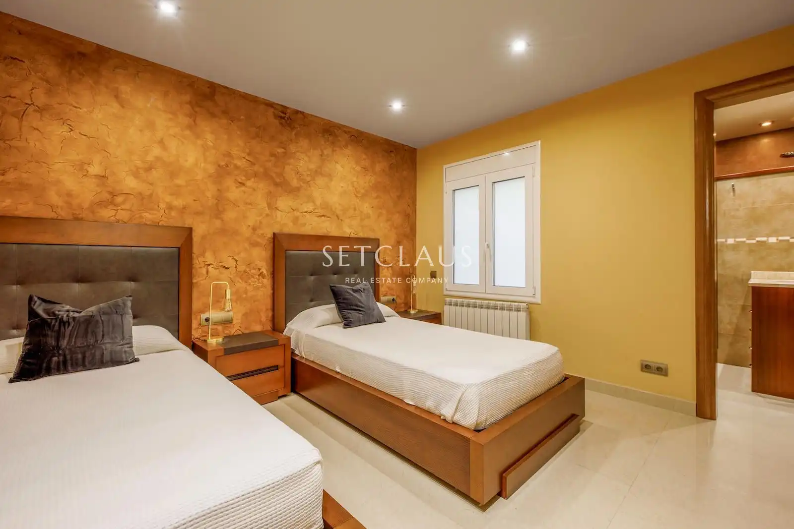 Bedroom of Flat for sale in Barcelona  with Air Conditioner and Alarm