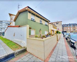 Vista exterior de Casa o xalet en venda en Colindres amb Terrassa