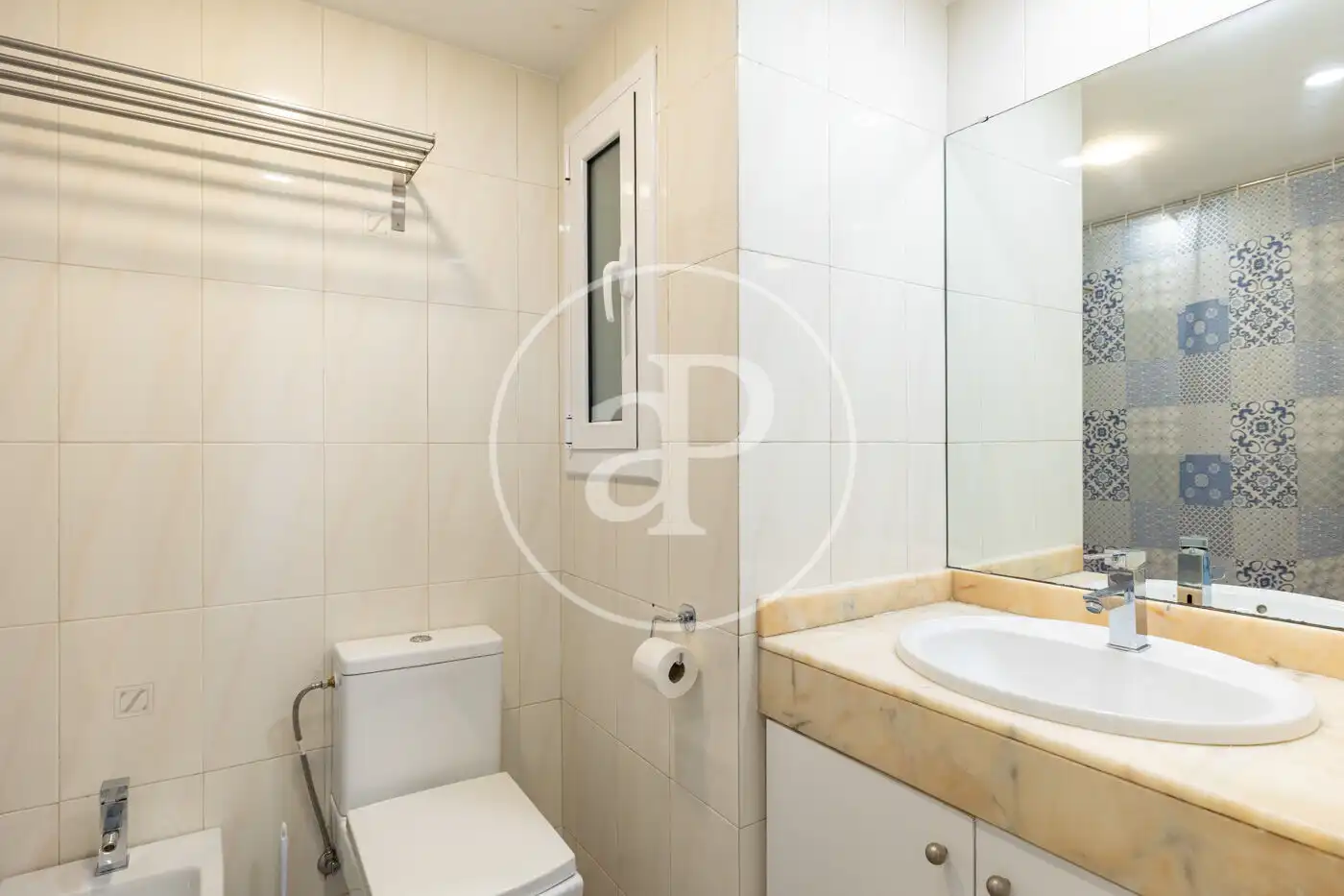 Badezimmer von Wohnung zum Verkauf in Barcelona mit Heizung und Privatgarten