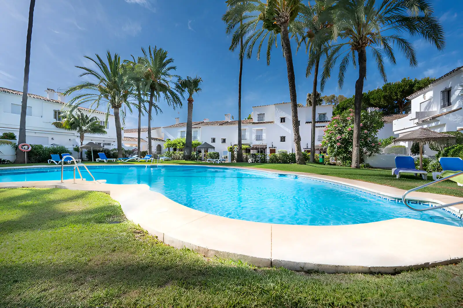 Jardí de Casa adosada en venda en Marbella amb Calefacció, Terrassa i Piscina