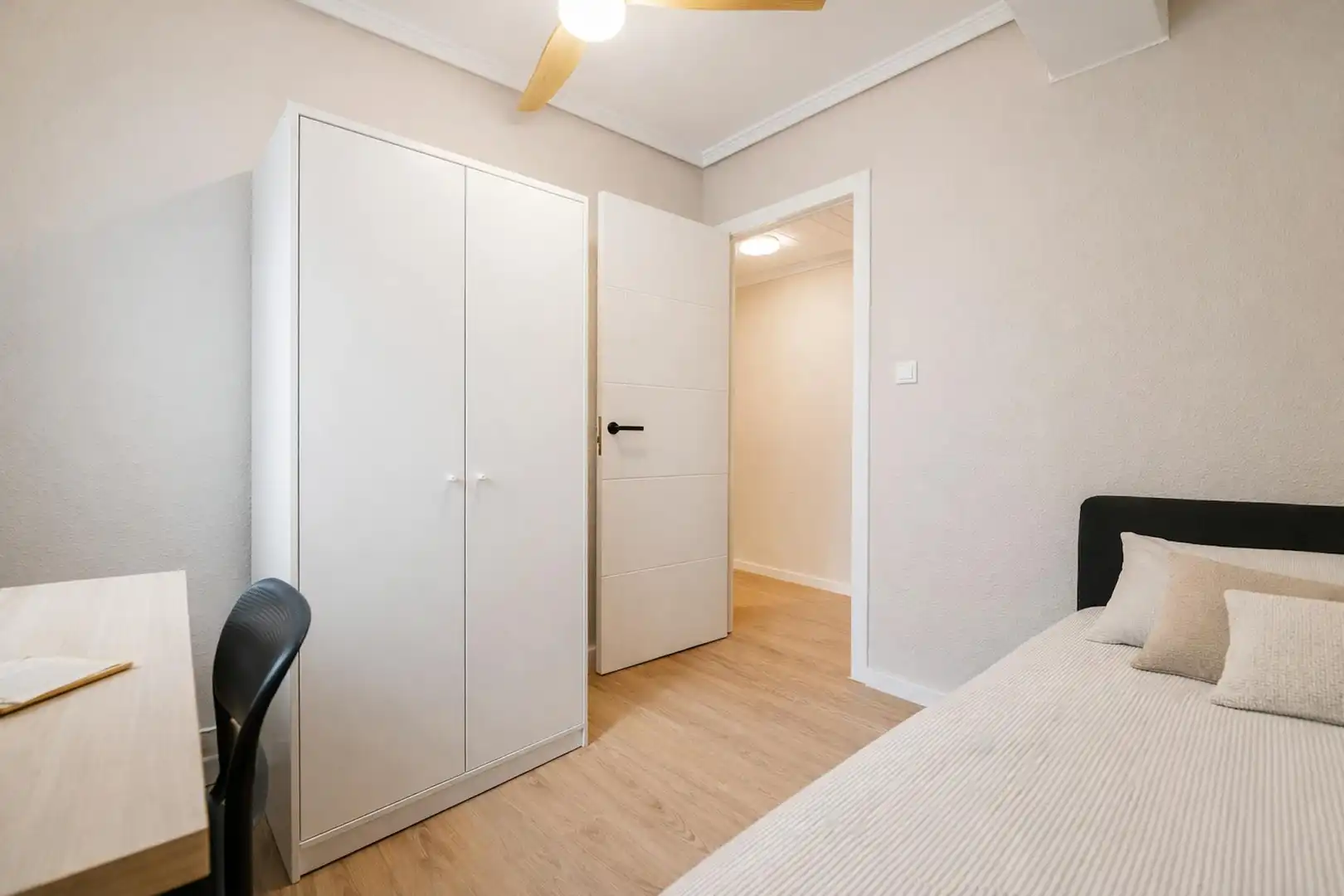 Bedroom of Flat for rent in Valencia  with Air Conditioner, Heating and Furnished