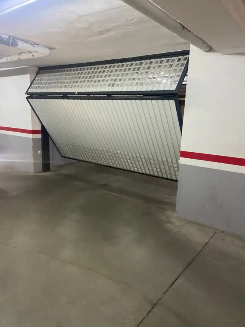 Aparcament amb ascensor en venda a Ronda de la Mata 11
