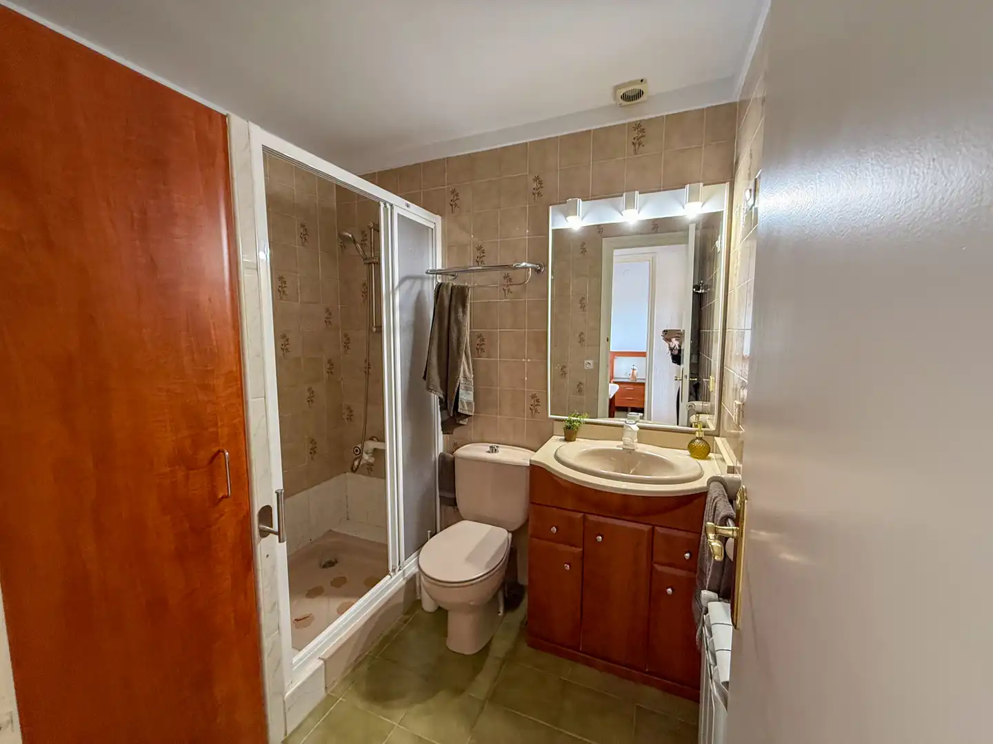 Badezimmer von Einfamilien-Reihenhaus zum Verkauf in Sant Feliu de Guíxols mit Klimaanlage, Heizung und Privatgarten