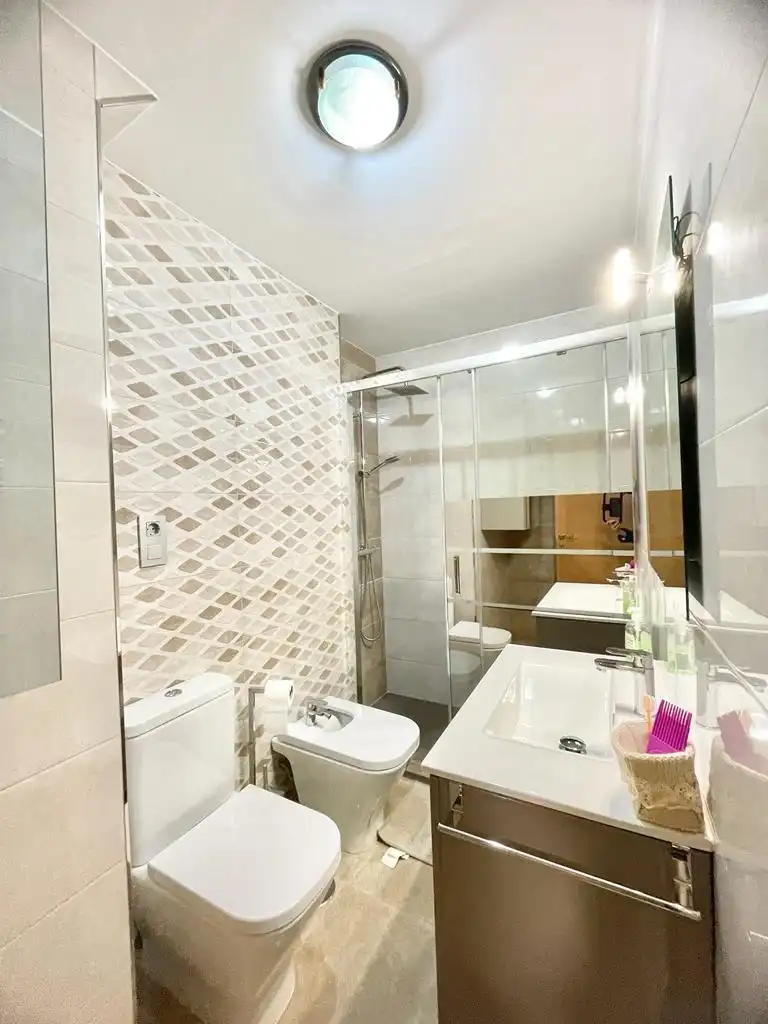 Baño de Piso de alquiler en Granada con Aire acondicionado, Calefacción y Amueblado