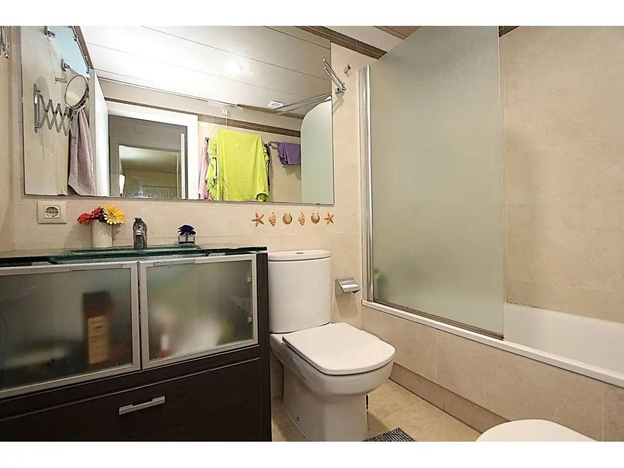 Badezimmer von Wohnung zum Verkauf in Lloret de Mar mit Klimaanlage, Heizung und Privatgarten