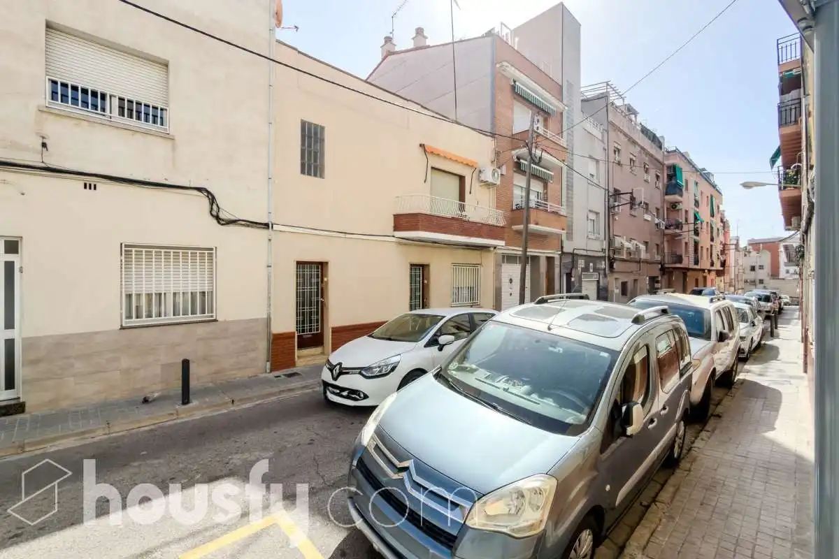 Vista exterior de Pis en venda en Badalona amb Aire condicionat i Moblat