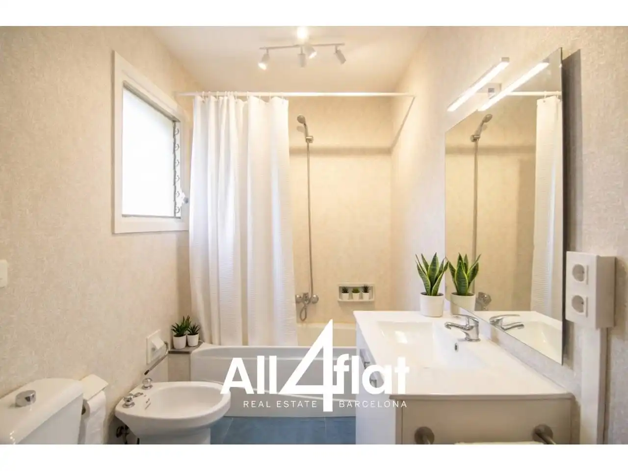 Badezimmer von Wohnung zur Miete in Barcelona mit Klimaanlage, Heizung und Parkett