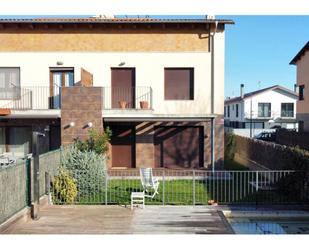 Vista exterior de Casa o xalet en venda en La Vall d'en Bas amb Aire condicionat, Calefacció i Jardí privat