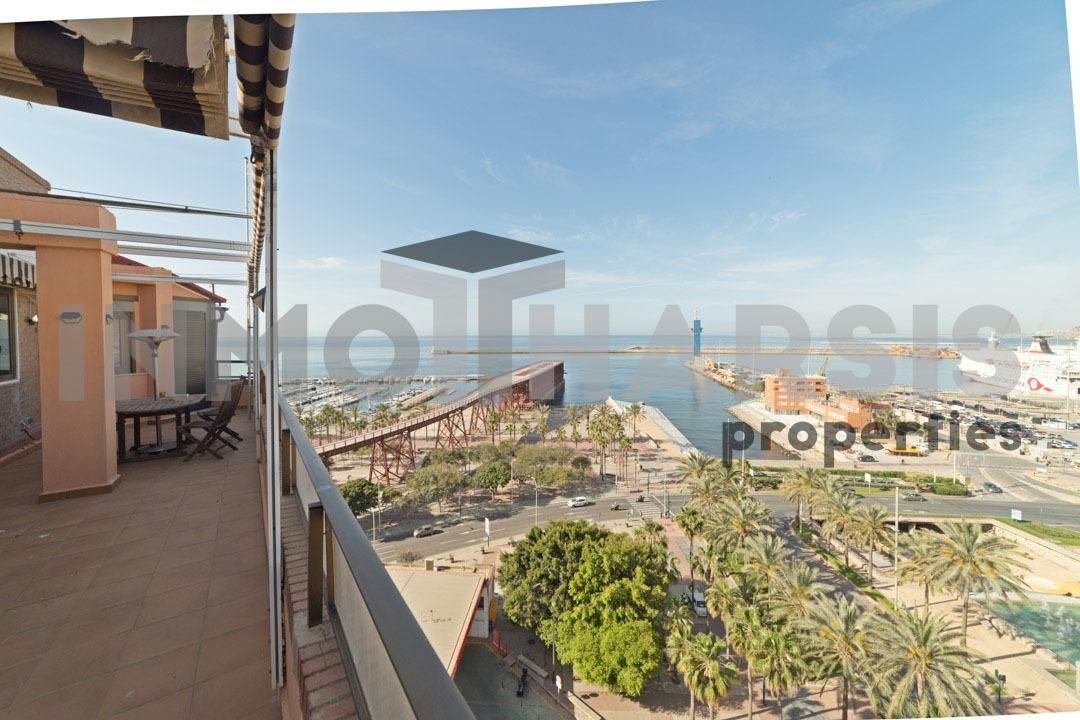 Terrassa de Àtic en venda en  Almería Capital amb Aire condicionat, Calefacció i Jardí privat