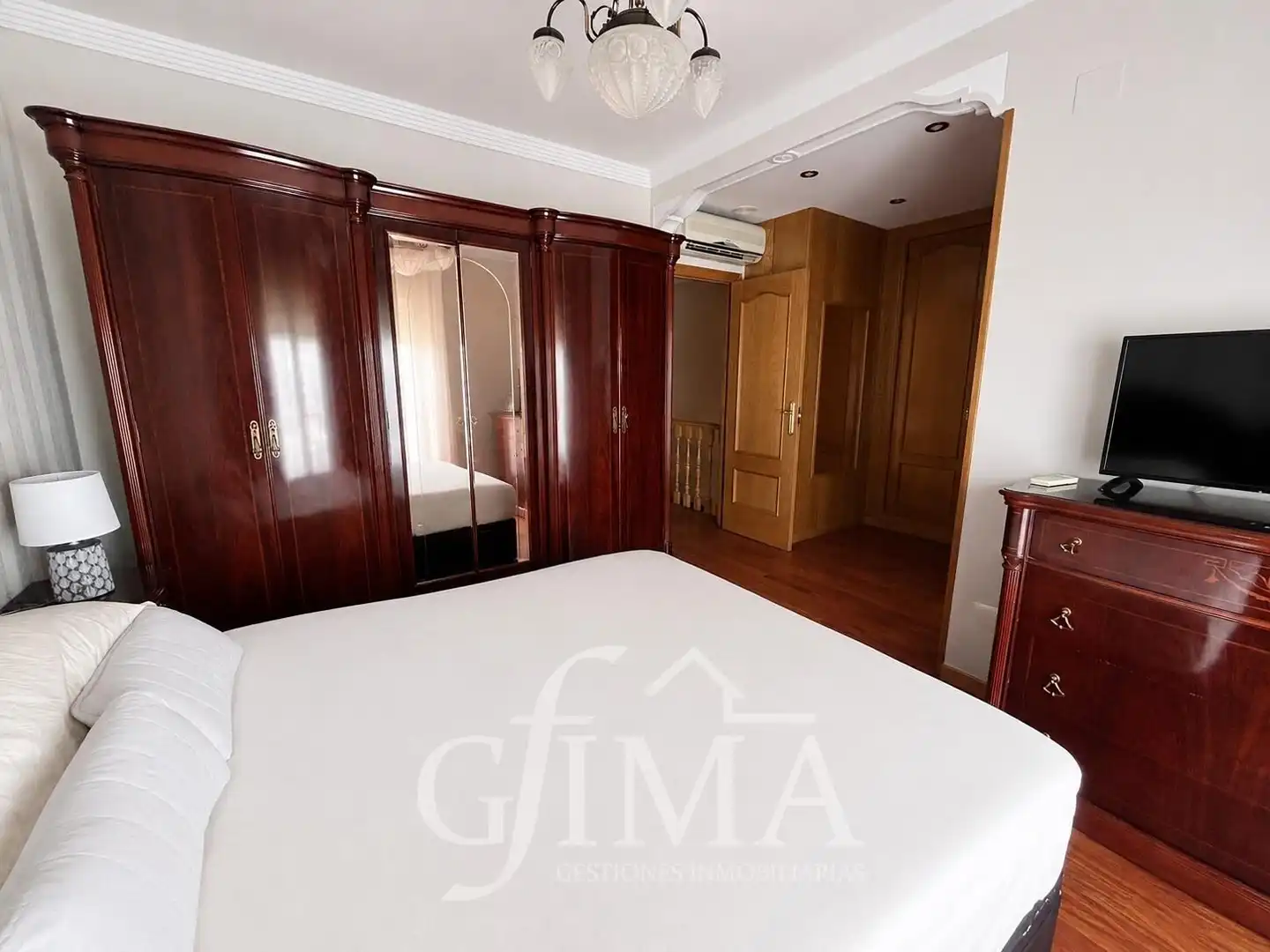 Habitación de Casa adosada en venta en Tomelloso con Calefacción, Trastero y Amueblado