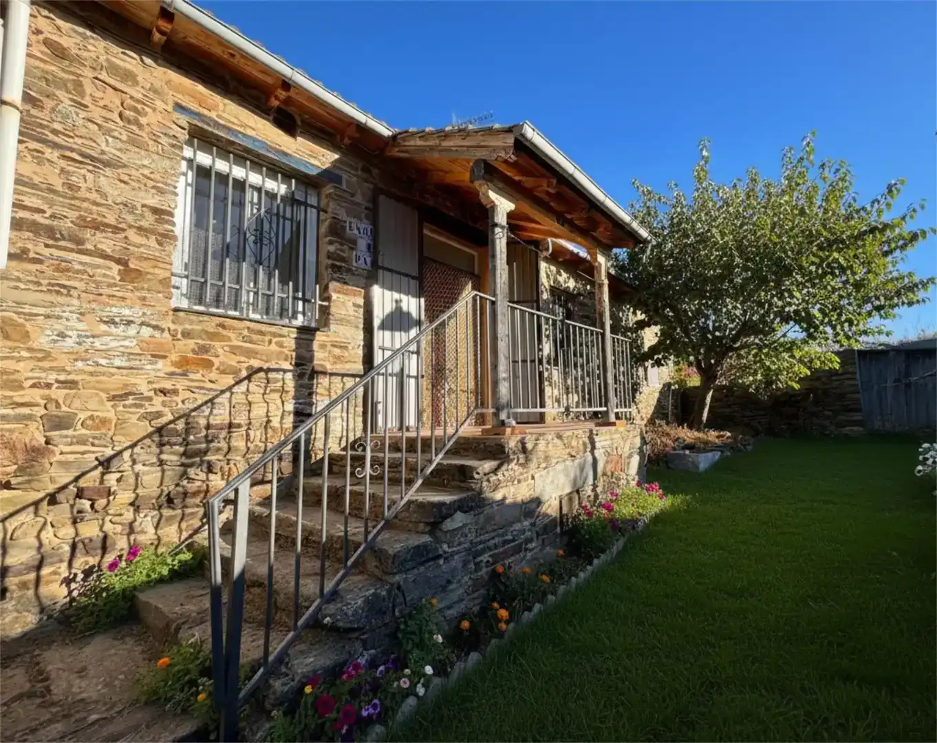 Vista exterior de Casa o xalet en venda en Lucillo amb Jardí privat, Moblat i Balcó