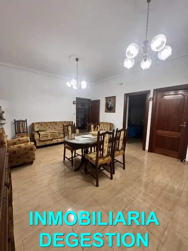 Menjador de Casa o xalet en venda en Linares amb Aire condicionat, Jardí privat i Terrassa