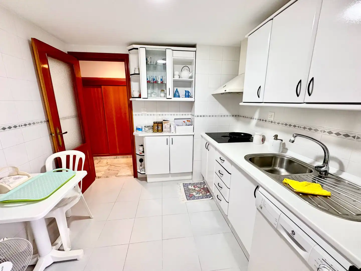 Cuina de Apartament en venda en Salobreña amb Jardí privat, Terrassa i Moblat