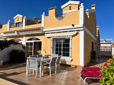 Casa pareada con balcón en venta en Orihuela Costa